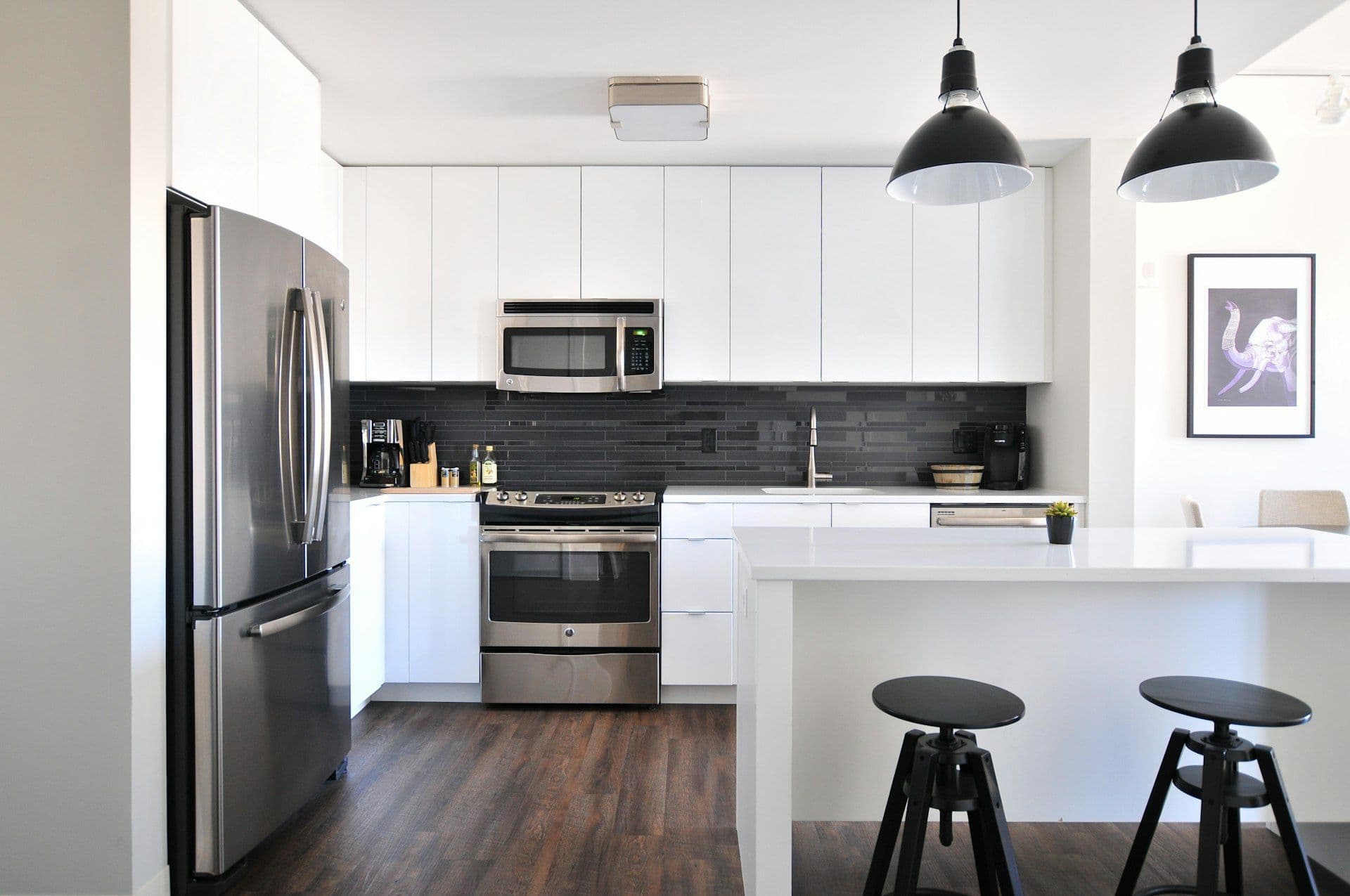 Cocina moderna remodelada con acabados de lujo